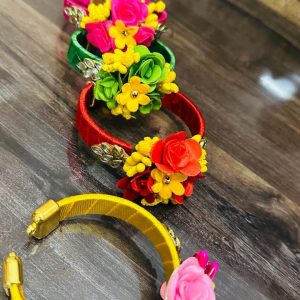 Lightweight floral bracelet for daily and festive wear for women