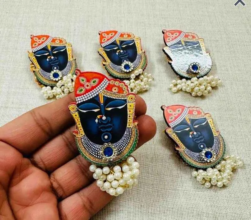 Religious Shreenathji brooch with detailed craftsmanship close view